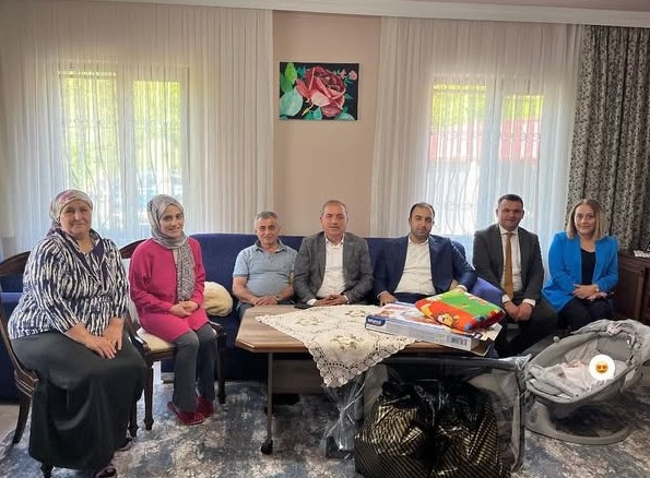 Aile Yılı kapsamında Kaymakamımız Sayın Fırat Kadiroğlu,  bebekleri yeni dünyaya gelen Çelik çiftini ziyaret etti.