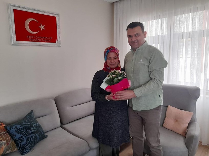 Anneler Günü’nde Şehit Annelerine Çiçek Takdimi.
